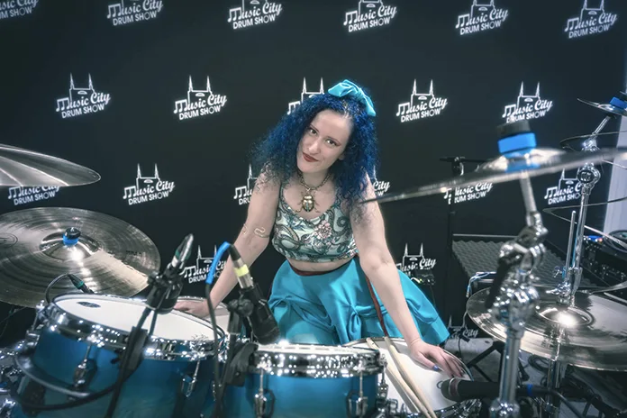 Türk davulcu Leyan Senay, Nashville Music City Drum Show’da poz verirken.