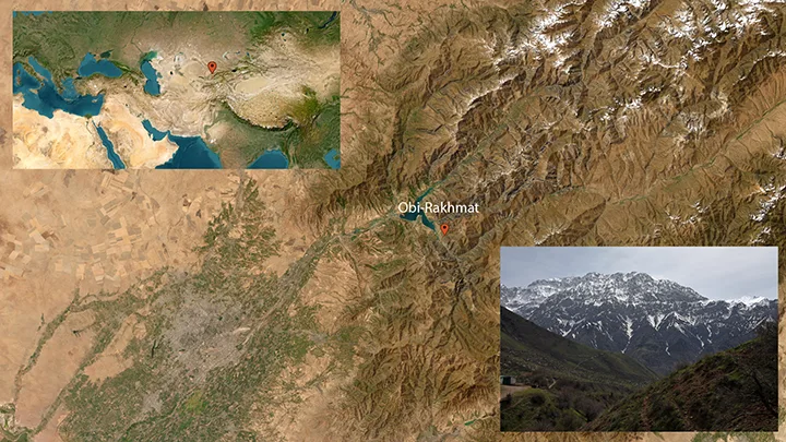 80.000 yaşındaki avcılık silahlarının bulunduğu Obi-Rakhmat kaya sığınağının Özbekistan'daki konumu ve sahadan görünüm. Koordinatlar: N41°34'08.8" ve E70°08'00.3", 1,250m deniz seviyesi. Baz haritalar ABD Jeolojik Araştırmalar Kurumu'nun izniyle (https://usgs.gov).
