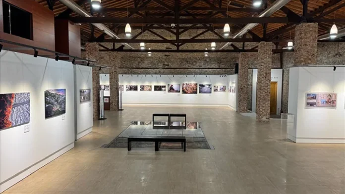 Dolmabahçe Sanat Galerisi'nde açılan İstanbul Photo Awards 2025 fotoğraf sergisi. Fotoğraf: Beyza Nur Aytop/AA