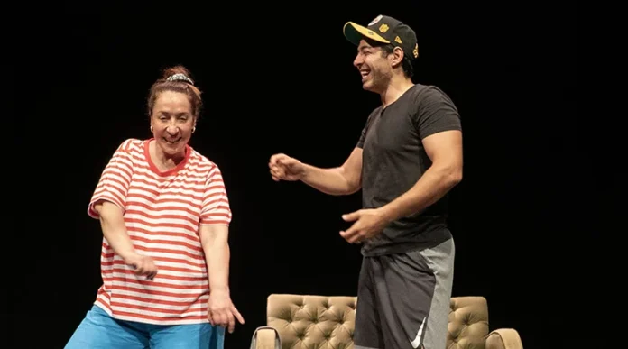 DasDas’taki “Açık İlişki” oyunundan Binnur Kaya ve Mert Fırat’ın sahne karesi.