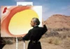 Georgia O’Keeffe, New Mexico çöllerinde büyük tuvaliyle çalışırken, doğadan ilham alan modernist eserlerinden birini resmediyor.