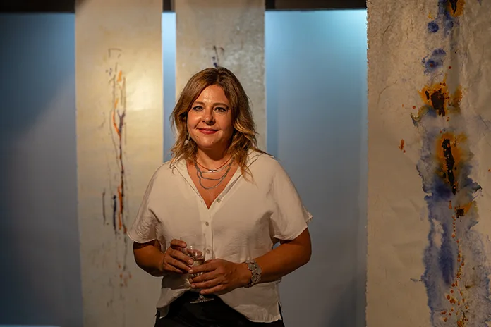 Sanatçı Mehveş Beyidoğlu, Geçirgen sergisinde.