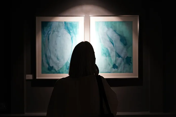 Sanatçı Mehveş Beyidoğlu’nun Geçirgen sergisinden seçilmiş eser fotoğrafları. Pas, kir ve lekelerin izlerini sanatında estetize eden sanatçının yapıtlarından detaylar.