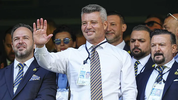 Fenerbahçe’de başkan seçilen Sadettin Saran’ın seçim zaferi sonrası çekilen fotoğrafı.