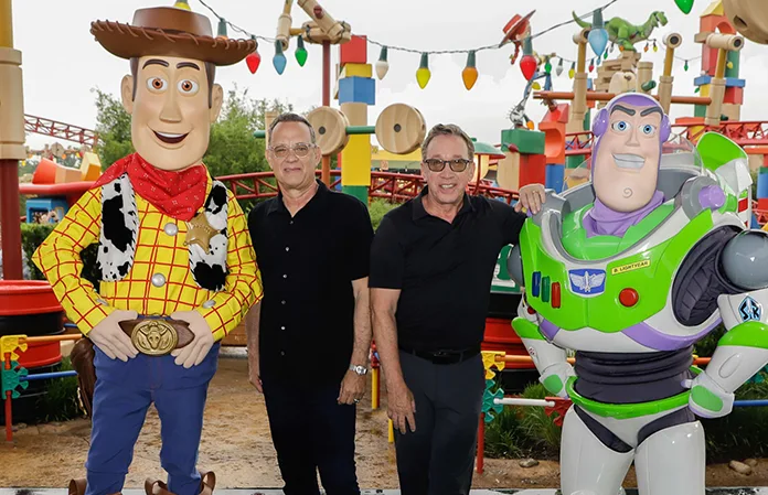 Tom Hanks (Şerif Woody) ve Tim Allen (Buzz Işıkyılı) bir arada olduğu fotoğraf