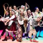 İki Efendinin Uşağı Alaturka Cihangir Atölye Sahnesi'nin İki Efendinin Uşağı Alaturka adlı oyununundan bir sahne.