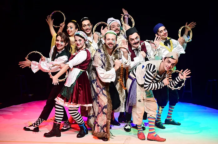 Cihangir Atölye Sahnesi'nin İki Efendinin Uşağı Alaturka adlı oyununundan bir sahne.