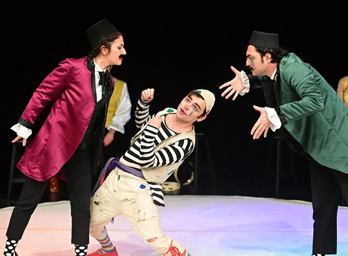 Cihangir Atölye Sahnesi'nin İki Efendinin Uşağı Alaturka adlı oyununundan bir sahne.