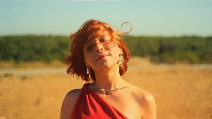 Burcu Tatlıses - Güneşe Doğru şarkısının klibinden bir kare.