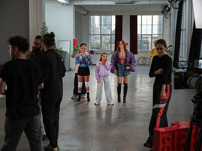 Sertab Erener, Selin Geçit ve genç katılımcı Ada Kaptanoğlu, LEGO’nun “Bu, Kızların Eseri” projesi için çekim setinde poz veriyor.