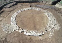 Wolkertshofen’de 2000 yıllık Roma tümülüsü ortaya çıktı Bavyera'nın Wolkertshofen köyünde ortaya çıkarılan 12 metre çapındaki Roma tümülüsünün havadan görünümü. Taş halka yapısı ve güneyde kare eklenti net bir şekilde görülüyor. © Archäologiebüro Dr. Woidich GmbH