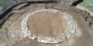 Wolkertshofen’de 2000 yıllık Roma tümülüsü ortaya çıktı Bavyera'nın Wolkertshofen köyünde ortaya çıkarılan 12 metre çapındaki Roma tümülüsünün havadan görünümü. Taş halka yapısı ve güneyde kare eklenti net bir şekilde görülüyor. © Archäologiebüro Dr. Woidich GmbH