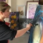 Ressam Pervane Alizade: “Sanat benim için bir nefes alma şekli” Ressam Pervane Alizade atölyesinde çalışırken