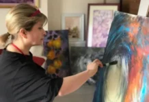 Ressam Pervane Alizade: “Sanat benim için bir nefes alma şekli” Ressam Pervane Alizade atölyesinde çalışırken