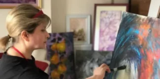 Ressam Pervane Alizade atölyesinde çalışırken