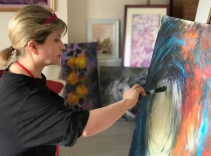 Ressam Pervane Alizade Ressam Pervane Alizade atölyesinde çalışırken