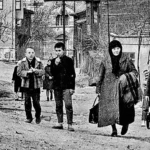 Tek Kelime Konuşasım Yok! Eski İstanbul'da, yürüyen insanların bir fotoğrafı