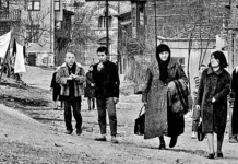 Tek Kelime Konuşasım Yok! Eski İstanbul'da, yürüyen insanların bir fotoğrafı