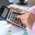 Bankada Mevduat Tutmanın Avantajları Nelerdir? Mevduat hesabı için faiz hesaplayan kişi