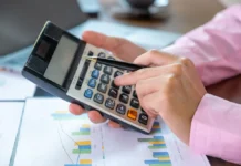 Bankada Mevduat Tutmanın Avantajları Nelerdir? Mevduat hesabı için faiz hesaplayan kişi