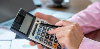 Bankada Mevduat Tutmanın Avantajları Nelerdir? Mevduat hesabı için faiz hesaplayan kişi