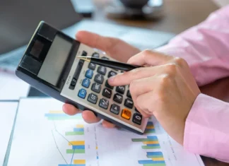 Bankada Mevduat Tutmanın Avantajları Nelerdir? Mevduat hesabı için faiz hesaplayan kişi