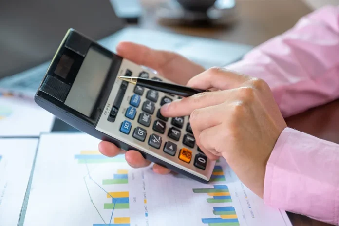 Mevduat Hesabı Mevduat hesabı için faiz hesaplayan kişi