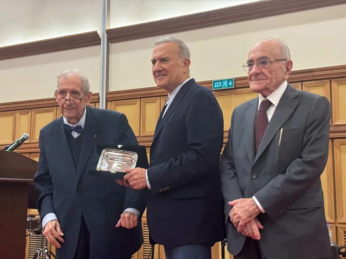 Murathan Mungan / 42. Uluslararası İstanbul Kitap Fuarı Murathan Mungan, 42. Uluslararası İstanbul Kitap Fuarı’nda Doğan Hızlan’dan onur ödülünü alırken