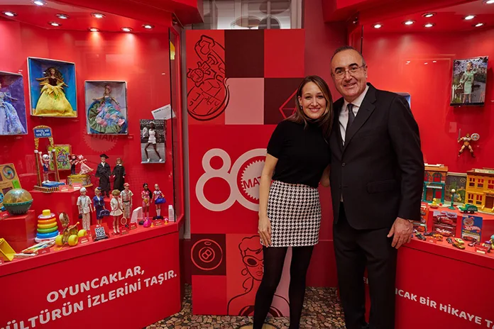 Gupse Özay ve Sunay Akın Gupse Özay ve Sunay Akın / Mattel 80. Yıl Sergisi