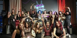 Türkiye’de bir ilk: 15 kadın baterist sahnede buluştu She Rocks! konserindeki kadın bateristler ve Leyan Senay.