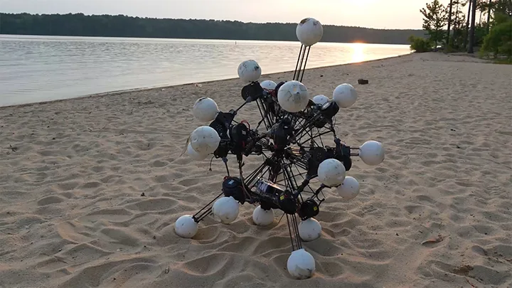 20 bacaklı robot Argus Duke Üniversitesi'nin geliştirdiği 20 bacaklı robot Argus, gün batımında kumsal ortamında görülüyor; her yöne uzanan teleskopik bacakları ve uçlarındaki küresel kamera yuvaları seçik biçimde belli oluyor.