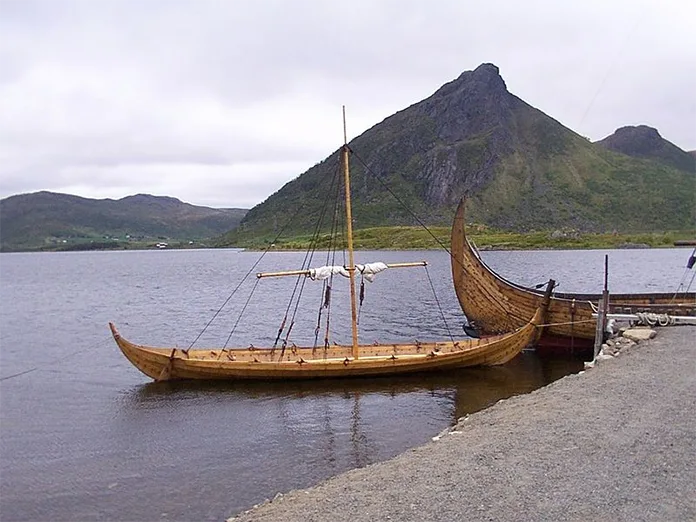 "Lofore" viking gemisi ve daha küçük "femkeiping". Her iki yeniden yapılanma da Gokstad'ın keşfinden kaynaklanan kazılara dayanıyor. Fotoğraf: Geir Are Johansen/Wikipedia "Lofore" viking gemisi ve daha küçük "femkeiping". Her iki yeniden yapılanma da Gokstad'ın keşfinden kaynaklanan kazılara dayanıyor. Fotoğraf: Geir Are Johansen/Wikipedia