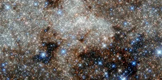 Yay takımyıldızı'ndaki Samanyolu'nun merkezinin Hubble görüntüsü. Araştırmacılar, bu bölgedeki bir bulutta gömülü ahudududa bulunan bir şeker keşfetti. (Resim kredisi: NASA, ESA ve G. Brammer)