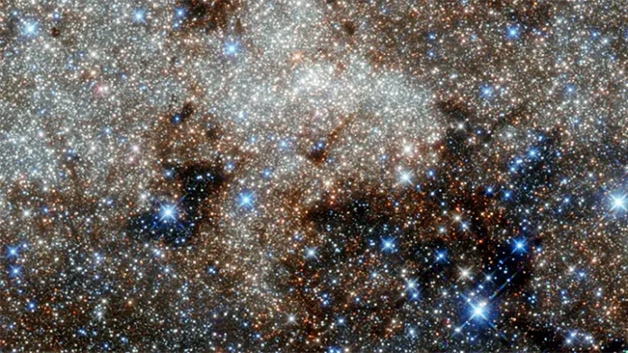 samanyolu Yay takımyıldızı'ndaki Samanyolu'nun merkezinin Hubble görüntüsü. Araştırmacılar, bu bölgedeki bir bulutta gömülü ahudududa bulunan bir şeker keşfetti. (Resim kredisi: NASA, ESA ve G. Brammer)