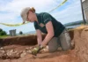 Fort Anne’de 274 yıllık kışla temeli gün yüzüne çıktı Mayıs ayında, Parks Canada arkeologu Rebecca Dunham'dan Annapolis Royal'daki Fort Anne Ulusal Tarihi Sit Alanı'na dev çadırlar kurmak için en uygun yeri belirlemesi istendi. Kazı yaparken 274 yıllık bir kışla temeli buldu. Kendisi burada, Fort Anne'de daha önce yapılan bir kazı sırasında görülüyor.