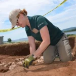 Fort Anne’de 274 yıllık kışla temeli gün yüzüne çıktı Mayıs ayında, Parks Canada arkeologu Rebecca Dunham'dan Annapolis Royal'daki Fort Anne Ulusal Tarihi Sit Alanı'na dev çadırlar kurmak için en uygun yeri belirlemesi istendi. Kazı yaparken 274 yıllık bir kışla temeli buldu. Kendisi burada, Fort Anne'de daha önce yapılan bir kazı sırasında görülüyor.
