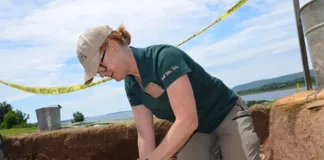 Fort Anne’de 274 yıllık kışla temeli gün yüzüne çıktı Mayıs ayında, Parks Canada arkeologu Rebecca Dunham'dan Annapolis Royal'daki Fort Anne Ulusal Tarihi Sit Alanı'na dev çadırlar kurmak için en uygun yeri belirlemesi istendi. Kazı yaparken 274 yıllık bir kışla temeli buldu. Kendisi burada, Fort Anne'de daha önce yapılan bir kazı sırasında görülüyor.