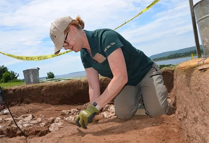 Rebecca Dunham Mayıs ayında, Parks Canada arkeologu Rebecca Dunham'dan Annapolis Royal'daki Fort Anne Ulusal Tarihi Sit Alanı'na dev çadırlar kurmak için en uygun yeri belirlemesi istendi. Kazı yaparken 274 yıllık bir kışla temeli buldu. Kendisi burada, Fort Anne'de daha önce yapılan bir kazı sırasında görülüyor.