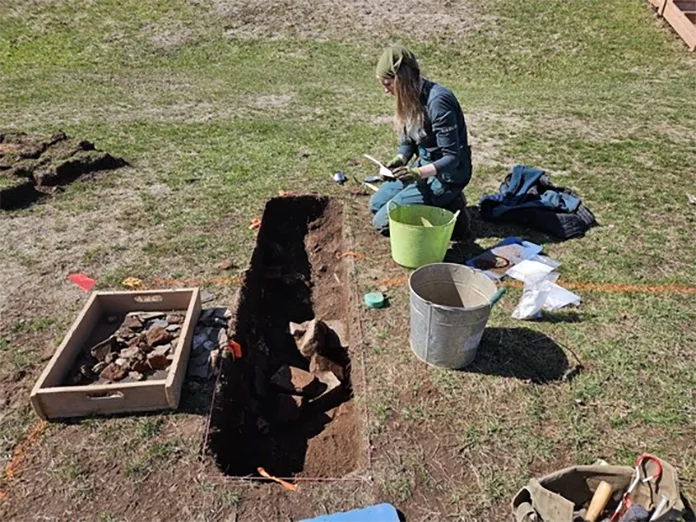 Fort Anne Ulusal Tarihi Sit Alanı'nda bir kazı çalışması Parks Canada arkeologu Marissa Homosits, ilkbaharda Fort Anne Ulusal Tarihi Sit Alanı'nda bir kazı çalışması yürütüyor. Kendisi ve meslektaşı arkeolog Rebecca Dunham'ın keşfettiği şey, İngilizler tarafından 1752 yılında inşa edilen devasa bir kışla binasının temeliydi. Fotoğraf: Parks Canada
