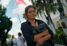 Nurgül Yeşilçay'ın başrolde oynadığı Ömür Usta dizisinden bir sahne.