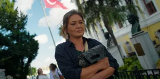 Nurgül Yeşilçay'ın başrolde oynadığı Ömür Usta dizisinden bir sahne.