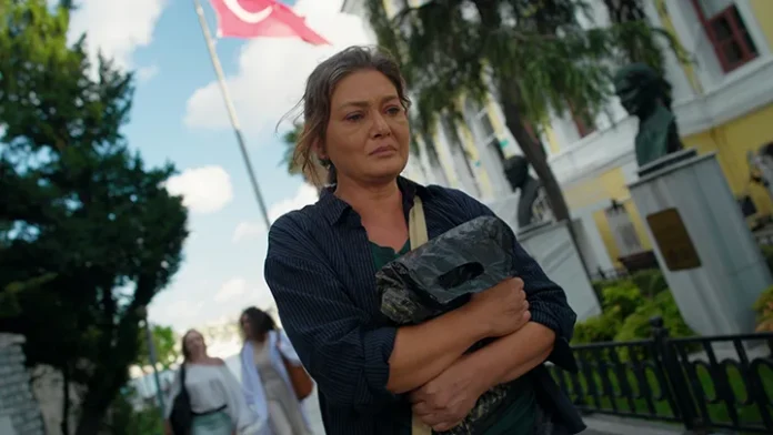Nurgül Yeşilçay / Ömür Usta Nurgül Yeşilçay'ın başrolde oynadığı Ömür Usta dizisinden bir sahne.
